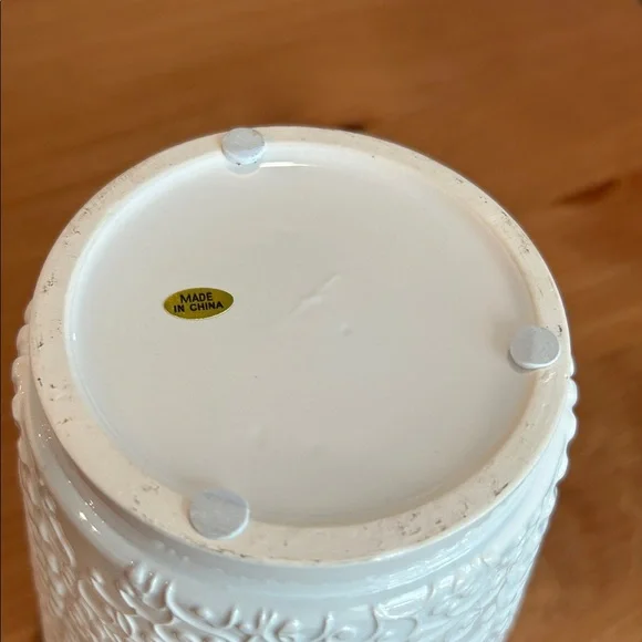 🌻 Lightweight White flower pot with floral design - Picture 4 of 6